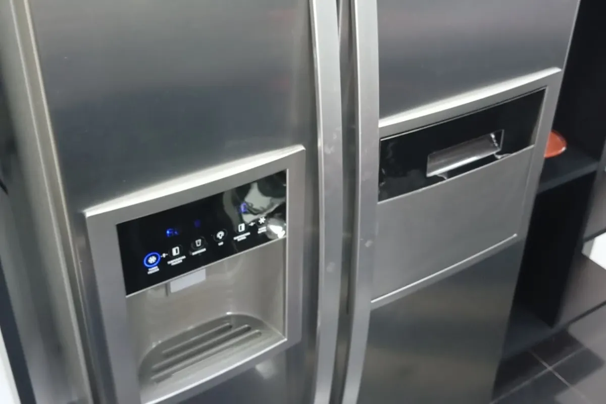 Geladeira side by side inox com dispenser de água