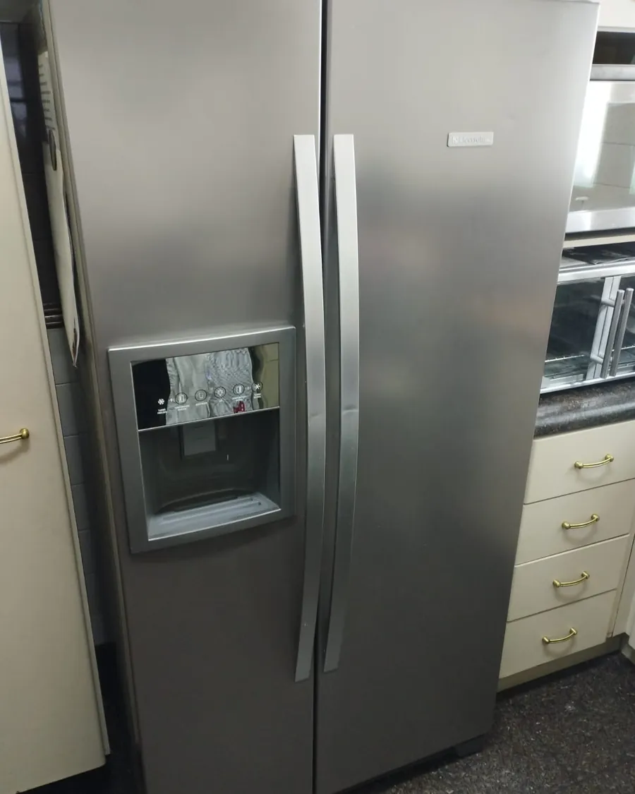 Geladeira side by side inox numa cozinha