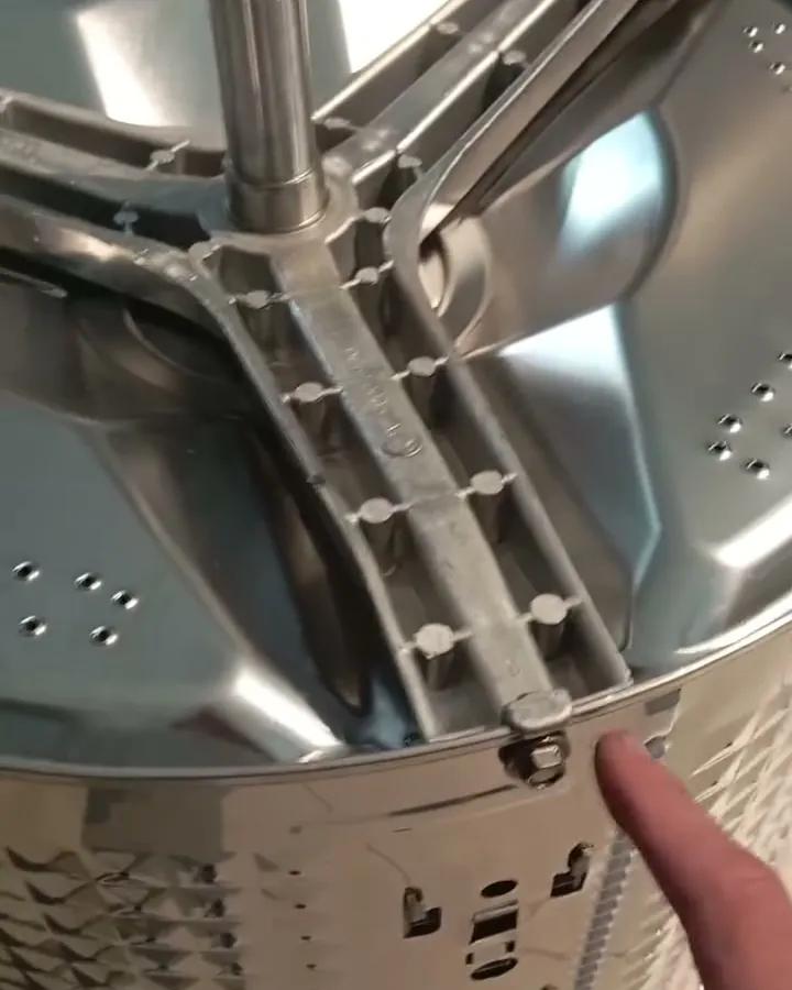 Tambor de lava e seca desmontado para a troca